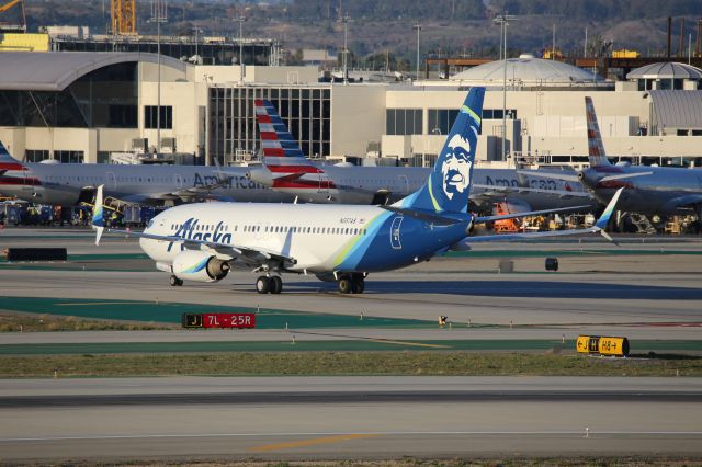 Boeing 737-800 (N557AS)