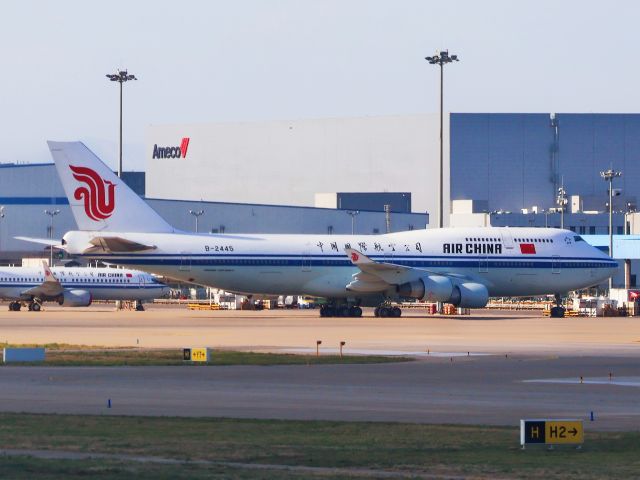 Boeing 747-400 (B-2445)