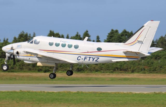 Beechcraft King Air 100 (C-FTYZ) - Exact à son envolée de sur la piste 25 à CYGR à destination de CYVB 