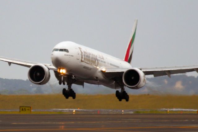 BOEING 777-300ER (A6-ECI)