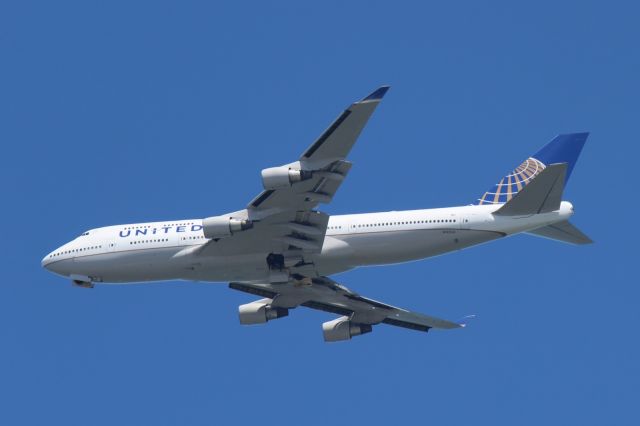 Boeing 747-400 (N122UA) - approximately 10km from KSFO, altitude 2000~2500 feet.br /Starting to release landing gears.