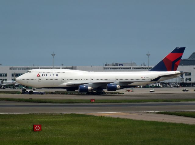 Boeing 747-400 (N670US)