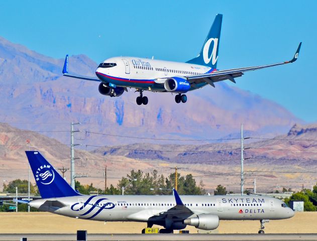 Boeing 737-700 (N328AT) - N328AT AirTran Boeing 737-7BD C/N 33934 -  SkyTeam (Delta Air Lines) Boeing 757-232 N659DL (cn 24421/293) -  Las Vegas - McCarran International (LAS / KLAS) USA - Nevada, November 25, 2011 Photo: TDelCoro