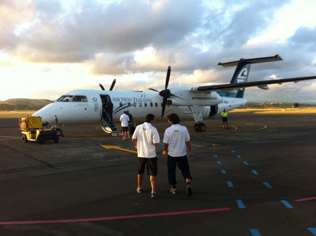 de Havilland Dash 8-300 (ZK-NEH) - Auckland City FC return home