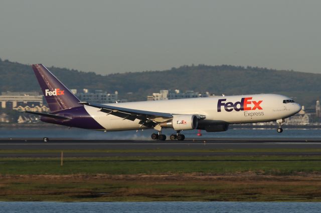 N136FE — - Morning arrival on runway 33L