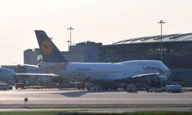 Boeing 747-400 (D-ABVY) - Lufthansa Boeing 747-430 D-ABVY in Toronto 