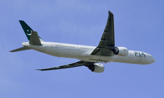 Boeing 777-200 (AP-BMS)