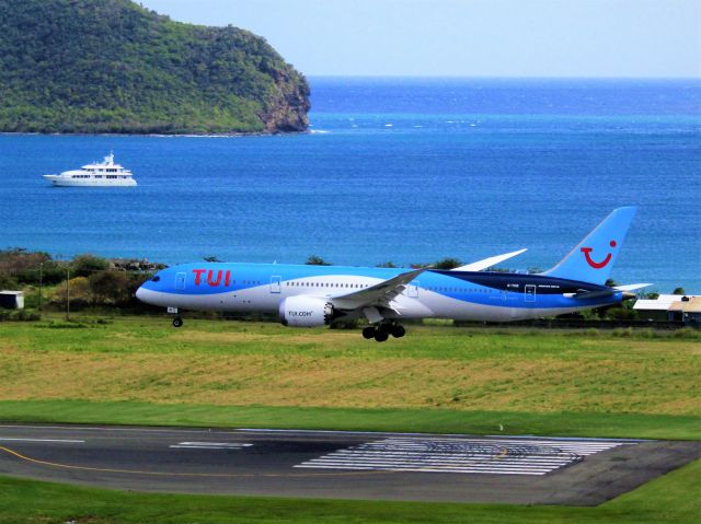 Boeing 787-9 Dreamliner (G-TUIK)