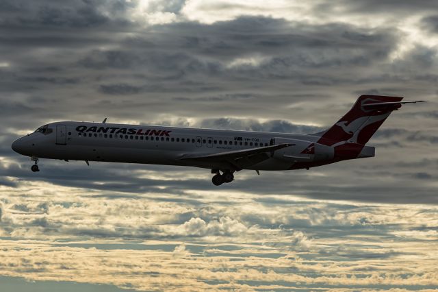 Boeing 717-200 (VH-YQX) - Late afternoon arrival on runway 19.