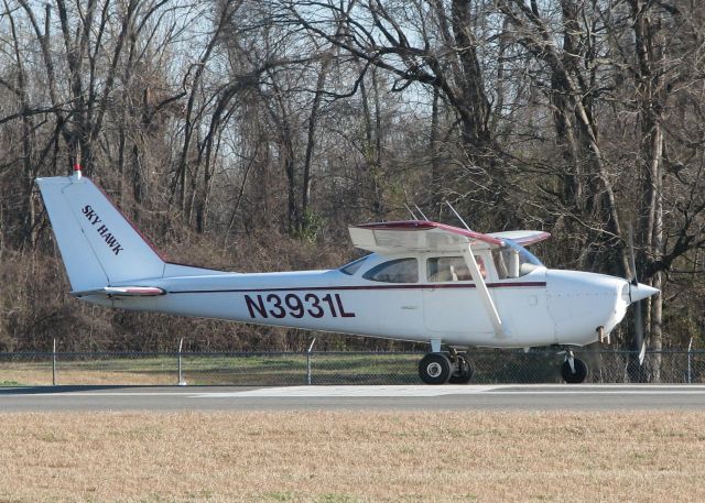 Cessna Skyhawk (N3931L) - Taking off from runway 14 at the Downtown Shreveport airport.