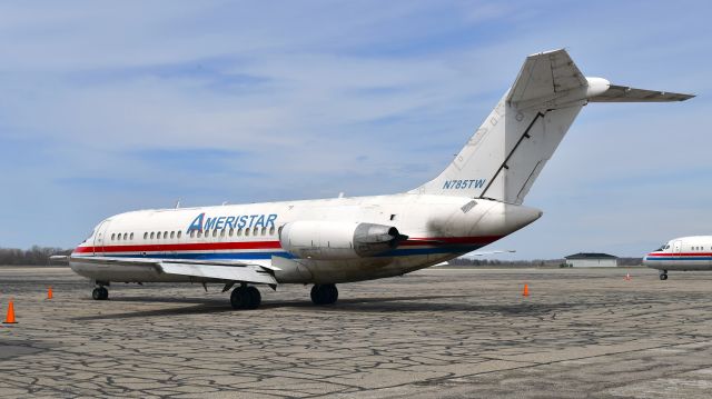 Douglas DC-9-10 (N785TW) - Ameristar McDonnell Douglas DC-9-15RC N785TW in Willow Run 