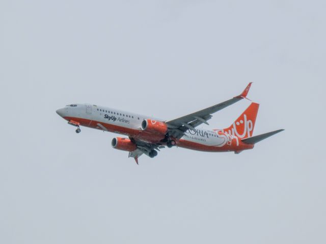 Boeing 737-700 (UR-SQC)