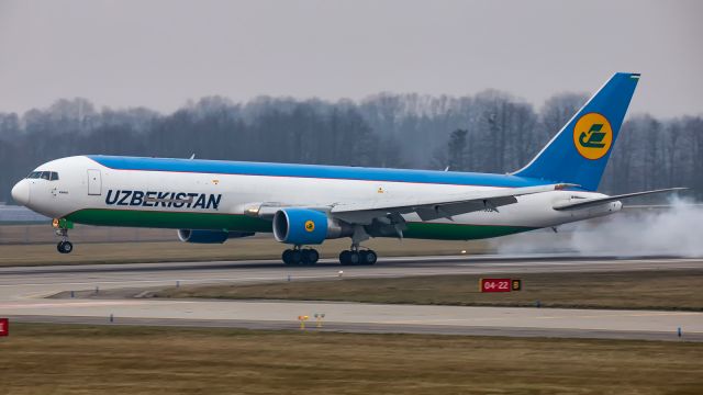 BOEING 767-200 (UK-67002)