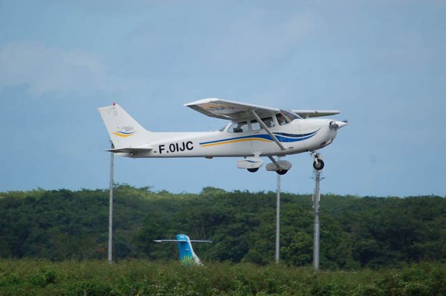 Cessna Skyhawk (F-OIJC) - "on its iron stand..."