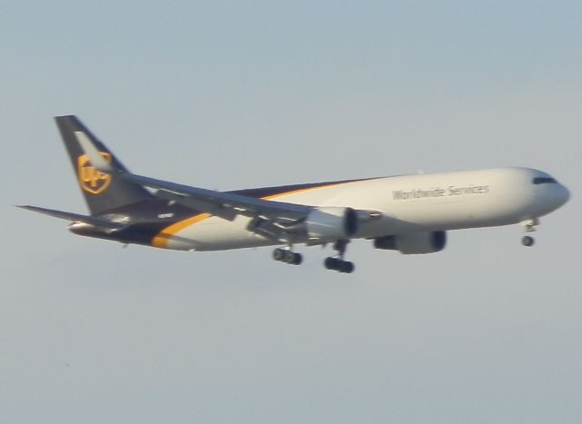 BOEING 767-300 (N319UP)