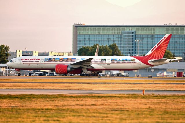 BOEING 777-300 (VT-ALN)