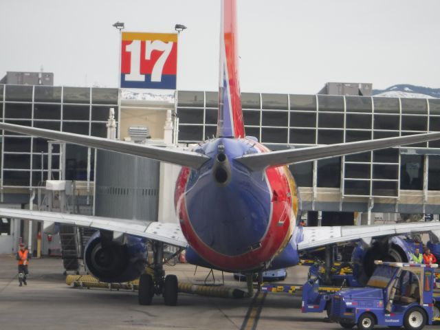 Boeing 737-700 (N7846A) - Gate 17 of the Boise, Idaho Airport