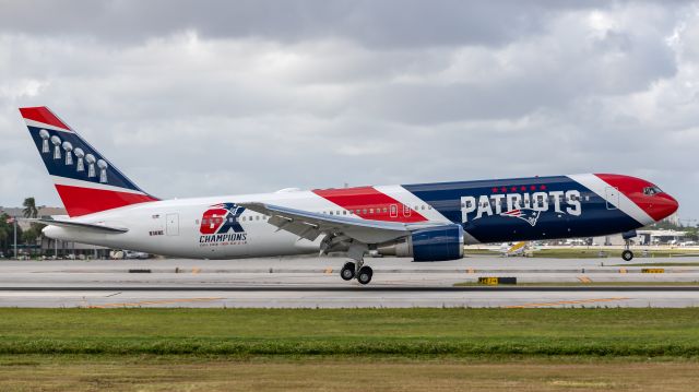 BOEING 767-300 (N36NE) - New England Patriots B767 landing on runway 10R at Ft. Lauderdale International Airport.