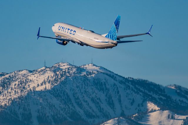 Boeing 737-800 (N37274) - United 1968 above the Chutes on its way to Denver