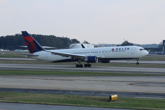 BOEING 767-300 (N182DN)