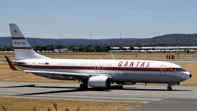 Boeing 737-700 (VH-VXQ) - Boeing 737-838 cn33723-1335. Qantas VH-VXQ Retro II heading for runway 03, YPPH 26th November 2016.