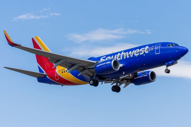 Boeing 737-700 (N213WN) - Southwest 737 on short final for 16L (3 June, 2021)