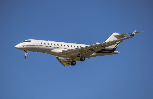 Bombardier Global Express (N626JS) - Arriving rwy 20R @KDPA.