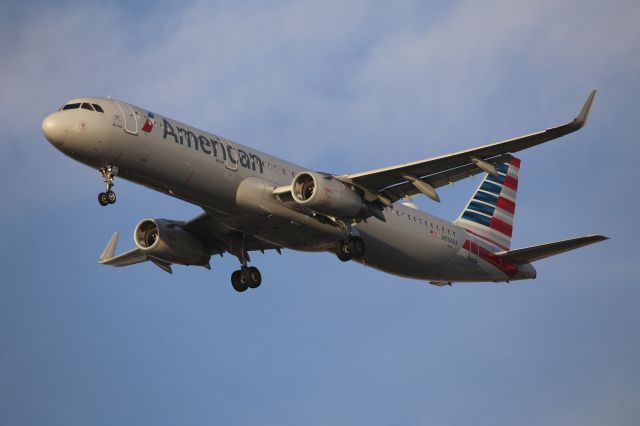 Airbus A321 (N934AA)