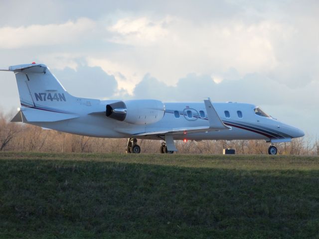 Learjet 31 (N744N)