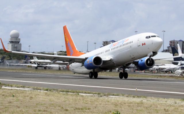 Boeing 737-800 (C-FYLC)