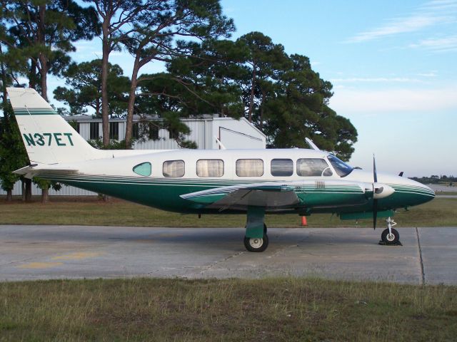 Piper Navajo (N37ET)