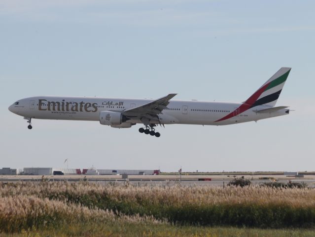 BOEING 777-300 (A6-EMV)