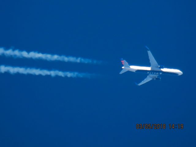 BOEING 767-300 (N174DZ)