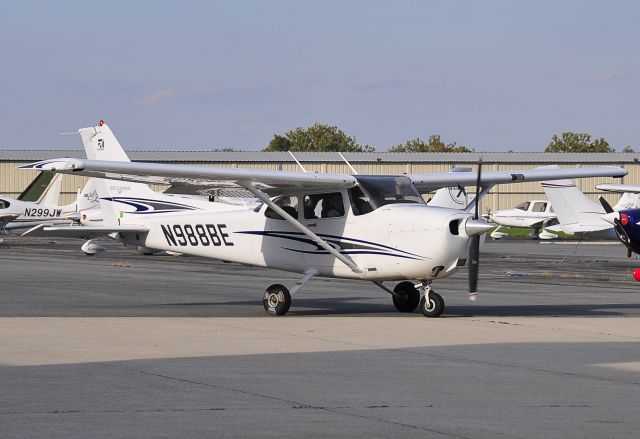 Cessna Skyhawk (N988BE) - Seen at KFDK on 10/11/2009.      a href=http://discussions.flightaware.com/profile.php?mode=viewprofile&u=269247  [ concord977 profile ]/a