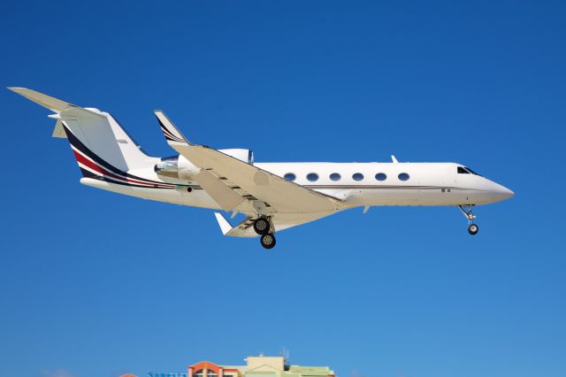 Gulfstream Aerospace Gulfstream IV (N424QS) - Very smart Gulfstream IV about to touch down in Sint Maarten..