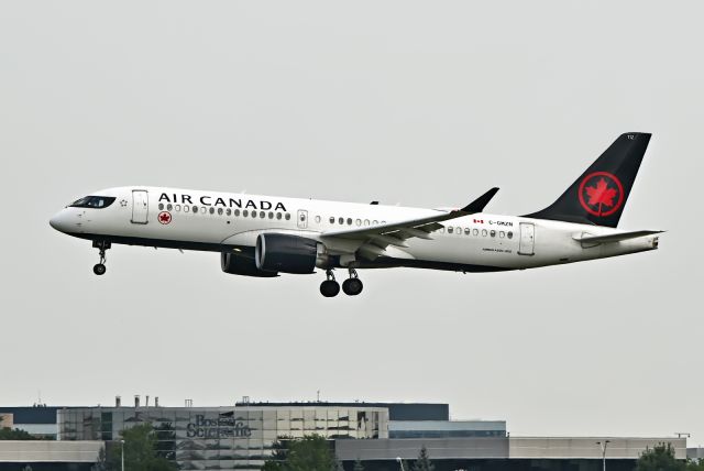 Airbus A220-300 (C-GMZN)