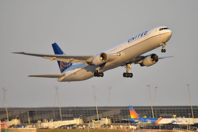 BOEING 767-400 (N67058)