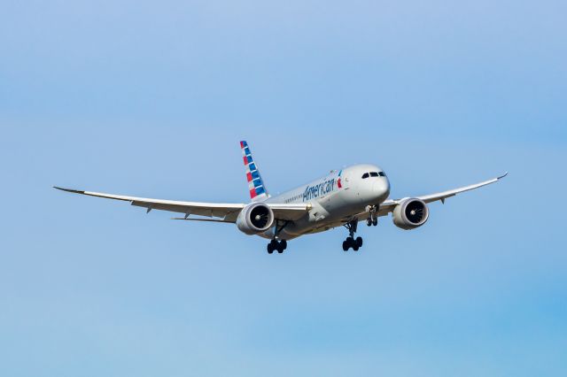 Boeing 787-8 (N806AA) - American Airlines 787-8 landing at DFW on 12/25/22. Taken with a Canon R7 and Tamron 70-200 G2 lens.