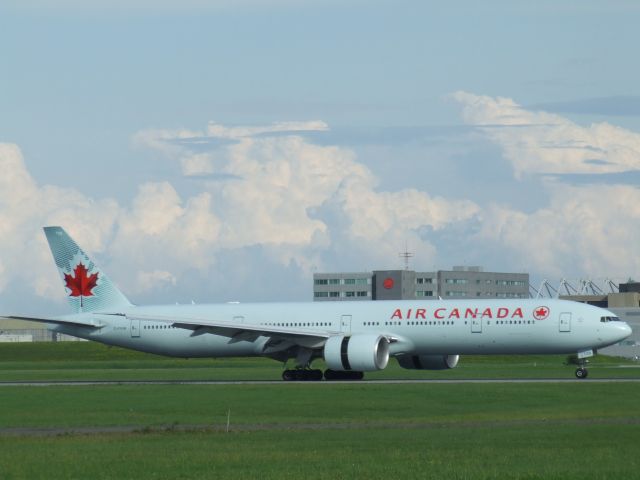 BOEING 777-300ER (C-FIVM)