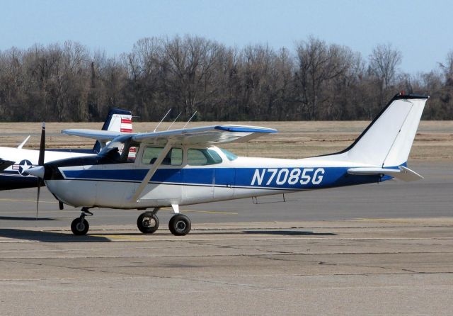 Cessna Skyhawk (N7085G) - At Downtown Shreveport.