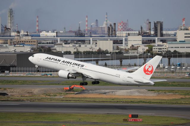 BOEING 767-300 (JA622J) - April 14th 2019: