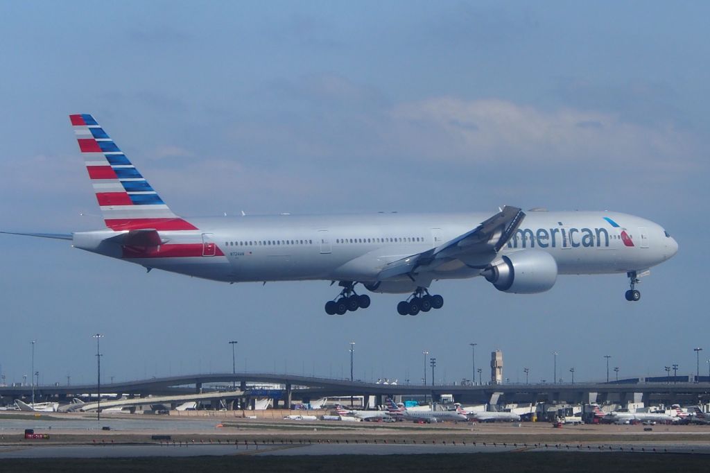 Boeing 777-200 (N724AN)