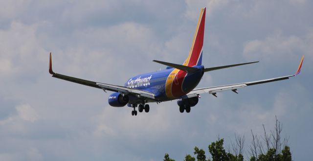 Boeing 737-700 (N218WN) - On final is this 2005 Southwest Airlines Boeing 737-7H4 in the Summer of 2020.