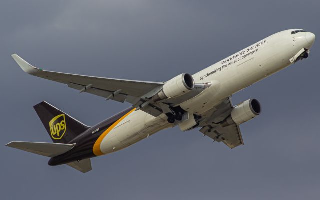 BOEING 767-300 (N317UP)