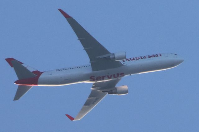 OE-LAY — - OE-LAY Boeing B-767 3Z9 ER Australian Airlines OS74. De Montréal YUL. Vers Vienna VIE. Altitude 5143 Mètres. Vitesse 703 KM/H. Survolant la ville de Lavaltrie QC. Le 27-04-2025 à 19:15.