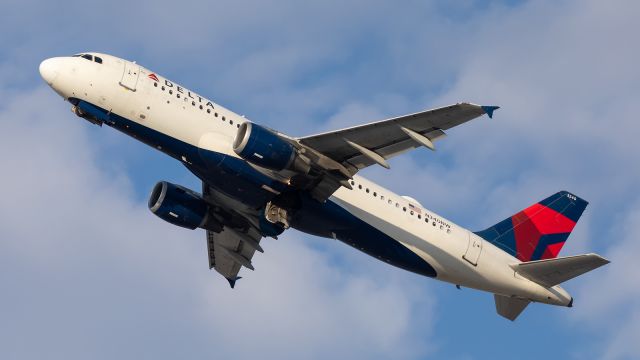 Airbus A320 (N340NW) - A Delta A320 climbs out of KSBN with the Duke Womens Lacrosse Team aboard.