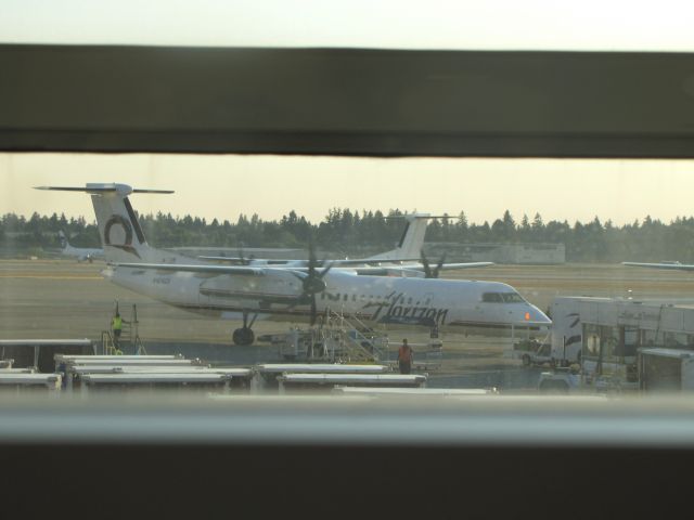 de Havilland Dash 8-400 (N424QX) - Horizon Air N424QX at KSEA