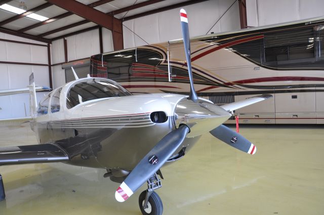 Mooney M-20 (N72TF) - Viewing the three glade propeller on N72TF