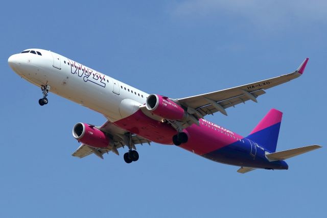 Airbus A321 (HA-LXO) - 15/06/2019: Flight from Vilnius landing on runway 12.