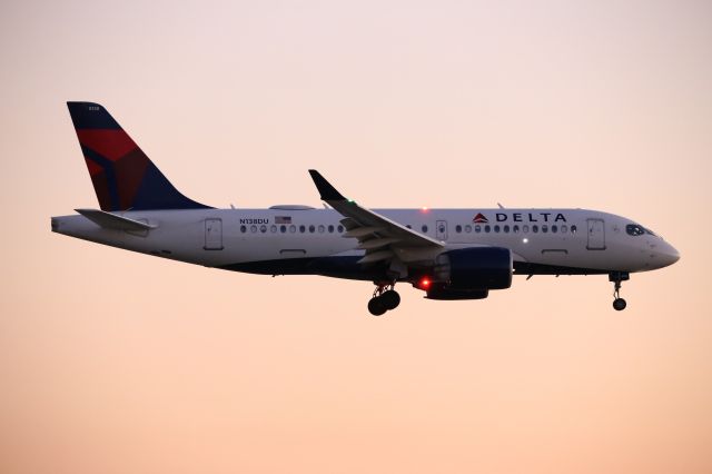 Airbus A220-100 (N138DU)